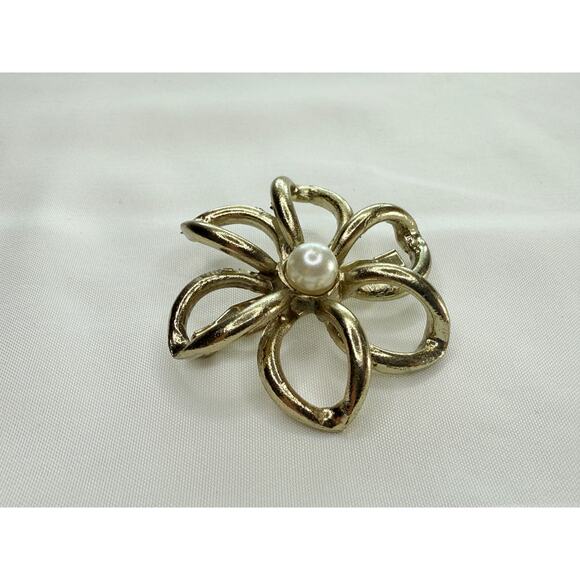 Vintage 1960s Brutalist Style Sculptural Flower Brooch - Picture 3 of 8